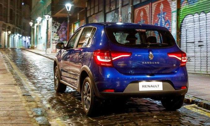 Lanternas horizontais 'tomaram' a tampa do porta-malas do Sandero(foto: Renault/Divulgação) Lanternas horizontais 'tomaram' a tampa do porta-malas do Sandero(foto: Renault/Divulgação)