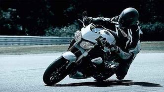 Os novos faróis continuam destacados, mas agora tem formas geométricas(foto: Triumph/Divulgação) Os novos faróis continuam destacados, mas agora tem formas geométricas(foto: Triumph/Divulgação)