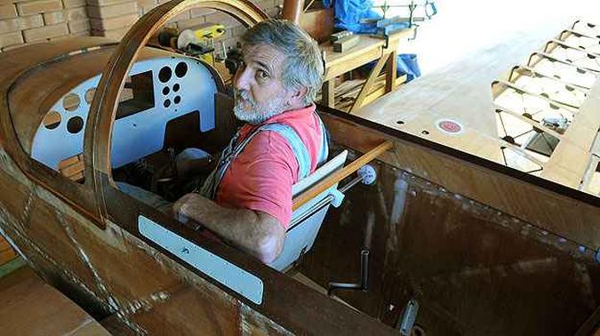No quintal de casa, ele passa horas trabalhando na aeronave(foto: Marcelo Ferreira/CB/D.A Press) No quintal de casa, ele passa horas trabalhando na aeronave(foto: Marcelo Ferreira/CB/D.A Press)