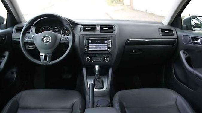 Volante do Jetta agrupa muitos comandos e tela do rádio é sensível ao toque(foto: Marlos Ney Vidal/EM/DA Press) Volante do Jetta agrupa muitos comandos e tela do rádio é sensível ao toque(foto: Marlos Ney Vidal/EM/DA Press)