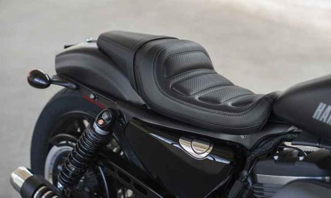 O banco encaixa o piloto e fica a 785mm do chão(foto: Johanes Duarte/Harley-Davidson/Divulgação) O banco encaixa o piloto e fica a 785mm do chão(foto: Johanes Duarte/Harley-Davidson/Divulgação)