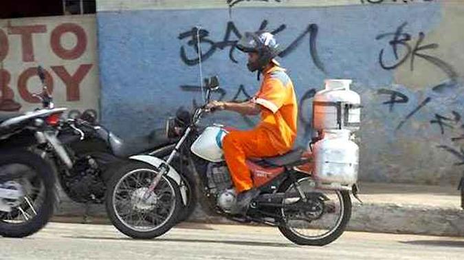 O problema não está no risco de explosão, mas no fato de o botijão se soltar da motocicleta (foto: Jackson Romanelli/EM/D.A PRESS) O problema não está no risco de explosão, mas no fato de o botijão se soltar da motocicleta (foto: Jackson Romanelli/EM/D.A PRESS)