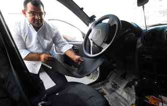 Taxista Marcos coloca papel para proteger o carpete(foto: Joao Velozo/ Esp. DP/ D. A Press)