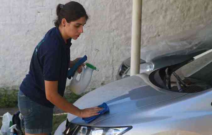 Tcnica de empresa pernambucana reduz quantidade de gua na lavagem do carro(foto: Julio Jacobina/DP/D.A Press)
