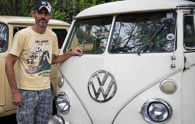 Kombi 1974 - Ronaldo Antônio do Nascimento está transformando o modelo numa legítima Rat Rod, com diversos detalhes extravagantes (foto: Thiago Ventura/EM/D.A Press) Kombi 1974 - Ronaldo Antônio do Nascimento está transformando o modelo numa legítima Rat Rod, com diversos detalhes extravagantes (foto: Thiago Ventura/EM/D.A Press)
