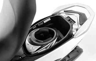 Espao sob o assento tem capacidade para 25 litros, onde cabe um capacete grande(foto: Yamaha / Divulgao)