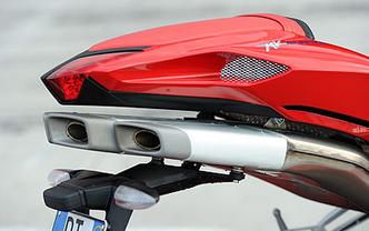 Os escapes têm saída alta sob a rabeta(foto: Agência Millagro/MV Augusta/Divulgação) Os escapes têm saída alta sob a rabeta(foto: Agência Millagro/MV Augusta/Divulgação)