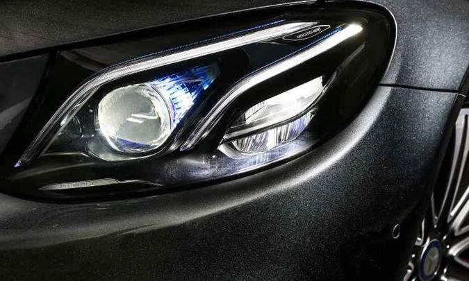 Faróis de 84 LEDs distribuem a luz automaticamente (foto: Mercedes-Benz/Divulgação) Faróis de 84 LEDs distribuem a luz automaticamente (foto: Mercedes-Benz/Divulgação)