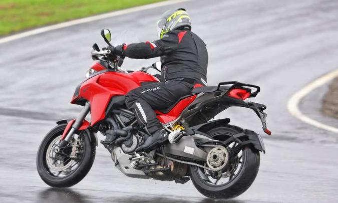 O motor de dois cilindros em L fornece 159cv(foto: Mario Villaescusa/Ducati/Divulgação) O motor de dois cilindros em L fornece 159cv(foto: Mario Villaescusa/Ducati/Divulgação)