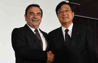 Carlos Ghosn, CEO da aliana Renault-NIssan, e Osamu Masuko, CEO da Mistsubishi(foto: AFP / Divulgao)