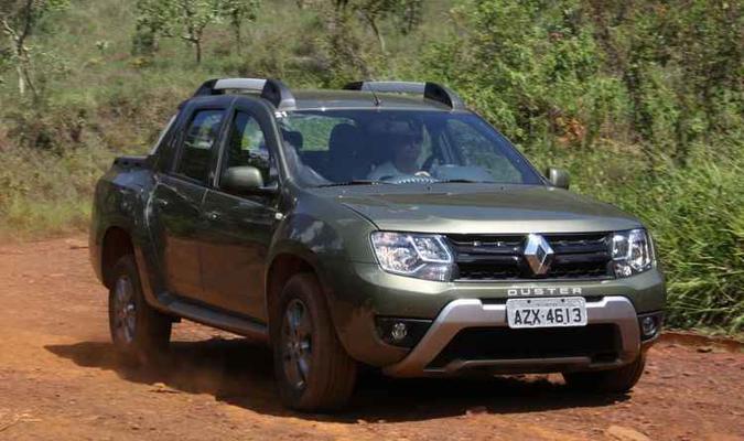 A enorme distância entre-eixos torna o rodar em piso ruim bem mais confortável do que no SUV do qual é derivada(foto: Marlos Ney Vidal/EM/D.A Press) A enorme distância entre-eixos torna o rodar em piso ruim bem mais confortável do que no SUV do qual é derivada(foto: Marlos Ney Vidal/EM/D.A Press)
