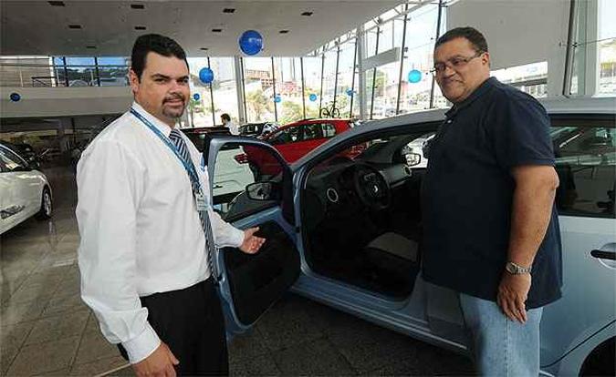 Auxiliado por Bruno Ramos, Luiz Cláudio olha o VW up!, mas ainda não decidiu qual modelo vai comprar(foto: Cristina Horta/EM/D.A Press) Auxiliado por Bruno Ramos, Luiz Cláudio olha o VW up!, mas ainda não decidiu qual modelo vai comprar(foto: Cristina Horta/EM/D.A Press)
