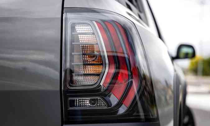 As lanternas traseiras, com lâmpadas halógenas, têm lente translúcida, que deixam à mostra os elementos internos(foto: Renault/Divulgação)