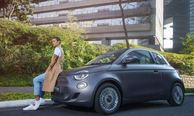 Terceira geração do Fiat 500 chega ao Brasil com motor elétrico e em única versão(foto: Fiat/Divulgação) Terceira geração do Fiat 500 chega ao Brasil com motor elétrico e em única versão(foto: Fiat/Divulgação)