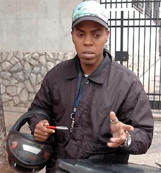 David da Silva, motoboy EM TERMOS. Acho que vai valorizar o servi�o. O colete e a antena s�o bons equipamentos de seguran�a e as faixas refletivas far�o com que fiquemos mais vis�veis. (foto: Juarez Rodrigues/EM/D.A PRESS)