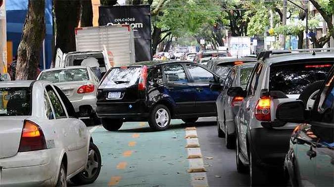 Carro invade ciclovia na Rua São Paulo por causa do espaço reduzido(foto: Gladyston Rodrigues/EM/D.A PRESS) Carro invade ciclovia na Rua São Paulo por causa do espaço reduzido(foto: Gladyston Rodrigues/EM/D.A PRESS)