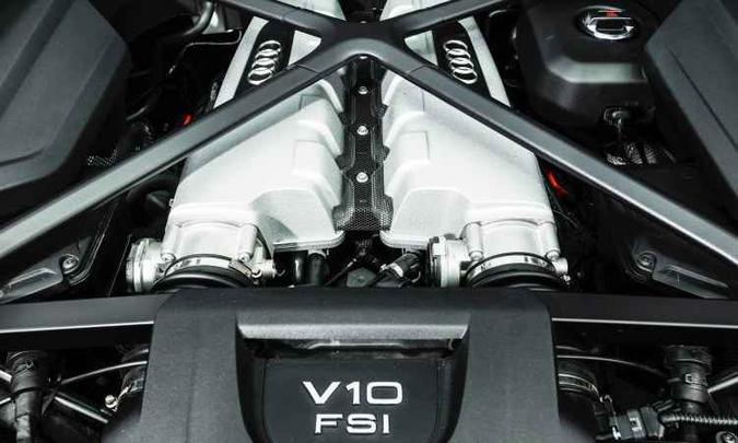 Motor V10 de 5.2 litros faz o R8 chegar aos 100km/h em apenas 3,2 segundos, com máxima de 330km/h(foto: Audi/Divulgação) Motor V10 de 5.2 litros faz o R8 chegar aos 100km/h em apenas 3,2 segundos, com máxima de 330km/h(foto: Audi/Divulgação)