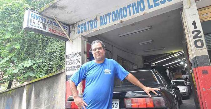 No ramo há 33 anos, Wellerson Ferreira Fontes, do Centro Automotivo Lesson, garante não deixar passar nada nas revisões que faz(foto: Rodrigo Clemente/EM/D.A Press) No ramo há 33 anos, Wellerson Ferreira Fontes, do Centro Automotivo Lesson, garante não deixar passar nada nas revisões que faz(foto: Rodrigo Clemente/EM/D.A Press)