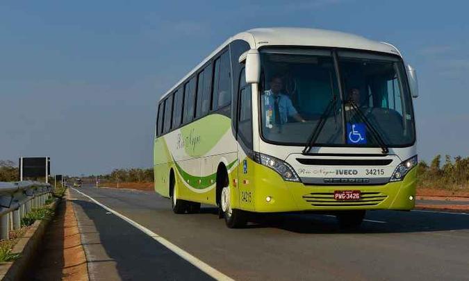 Ônibus encarroçados no chassi 170S28 são usados no fretamento da Fiat, em Betim(foto: Iveco/Divulgação) Ônibus encarroçados no chassi 170S28 são usados no fretamento da Fiat, em Betim(foto: Iveco/Divulgação)
