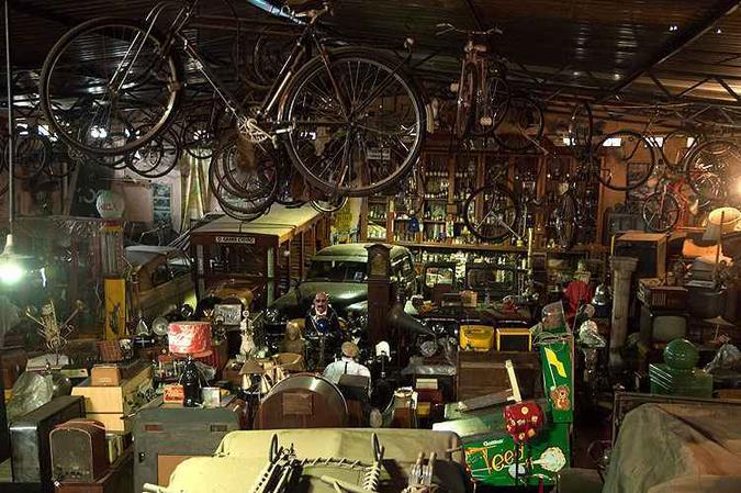 São milhares de objetos: rádios, telefones, brinquedos, gramofone, bomba de gasolina, lampiões, máquinas fotográficas, relógios...(foto: Thiago Ventura/Em/D.A Press) São milhares de objetos: rádios, telefones, brinquedos, gramofone, bomba de gasolina, lampiões, máquinas fotográficas, relógios...(foto: Thiago Ventura/Em/D.A Press)