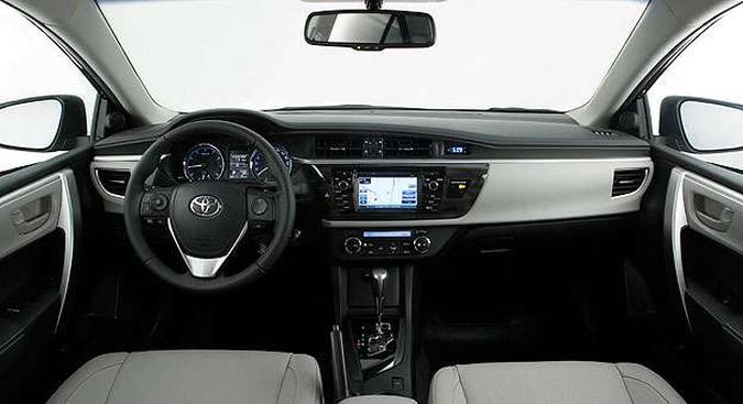 Esta vers�o vem equipada com uma central multim�dia com tela de 6.1 polegadas e TV digital(foto: Toyota/Divulga��o)