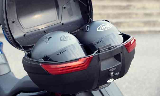 A mala central tem capacidade de 47 litros e acomoda até dois capacetes do tipo fechado(foto: Triumph/Divulgação)