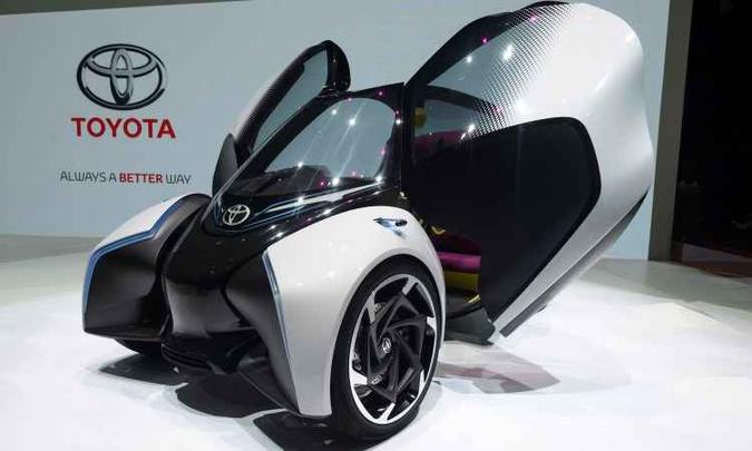 Destaque no estande da Toyota é o conceito elétrico i-Tril, um triciclo compacto futurista (foto: Fabrice Coffrini/AFP) Destaque no estande da Toyota é o conceito elétrico i-Tril, um triciclo compacto futurista (foto: Fabrice Coffrini/AFP)