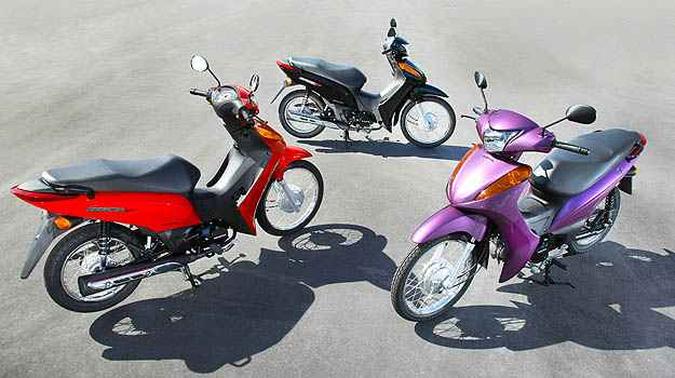 A Biz 100 tem câmbio semiautomático rotativo de quatro marchas(foto: Caio Mattos/Honda/Divulgação) A Biz 100 tem câmbio semiautomático rotativo de quatro marchas(foto: Caio Mattos/Honda/Divulgação)