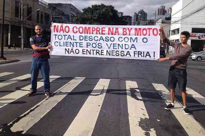 Dono da moto ( esquerda) faz protesto numa das principais avenidas de BH e nas redes sociais(foto: Luan Tinum/Arquivo Pessoal)