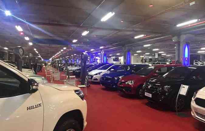So 20 carros antigos e 35 veculos novos sendo exibidos no evento(foto: Divulgao)
