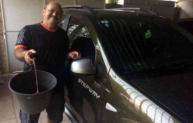 Roberto Bento, 51, reutiliza gua da mquina de lavar para limpar os pneus do carro(foto: Gabriela Bento/Esp. DP)