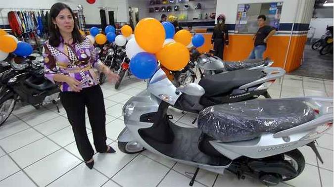 Gerente da concessionária Minas e Trilhas, Zannuzi Cavalcanti assegura que motos compradas na revenda não ficarão sem garantia(foto: Jair Amaral/EM/D.A PRESS) Gerente da concessionária Minas e Trilhas, Zannuzi Cavalcanti assegura que motos compradas na revenda não ficarão sem garantia(foto: Jair Amaral/EM/D.A PRESS)
