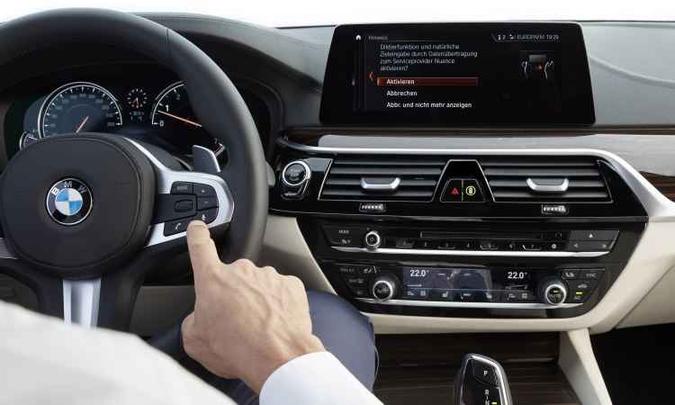 iDrive integra de áudio, telefone e navegação em tela de 10,25 polegadas(foto: BMW/Divulgação) iDrive integra de áudio, telefone e navegação em tela de 10,25 polegadas(foto: BMW/Divulgação)