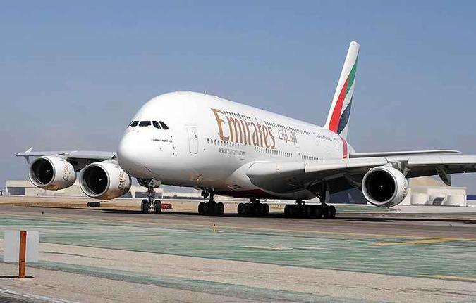 Airbus é o maior avião de passageiros do mundo. Na configuração da Emirates, até 517 pessoas (foto: AFP PHOTO/Robyn BECK) Airbus é o maior avião de passageiros do mundo. Na configuração da Emirates, até 517 pessoas (foto: AFP PHOTO/Robyn BECK)