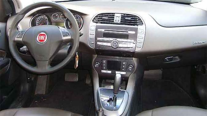 Interior muito bem acabado. Destaque para o opcional ar condicionado de duas zonas Interior muito bem acabado. Destaque para o opcional ar condicionado de duas zonas