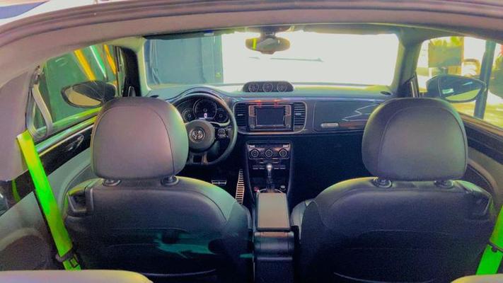 interna com cintos esportivos