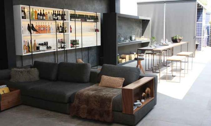 A maior área foi dedicada ao bar e a uma cozinha: a estante concentra copos e bebidas na parte de cima(foto: Edésio Ferreira/EM/D.A. Press) A maior área foi dedicada ao bar e a uma cozinha: a estante concentra copos e bebidas na parte de cima(foto: Edésio Ferreira/EM/D.A. Press)