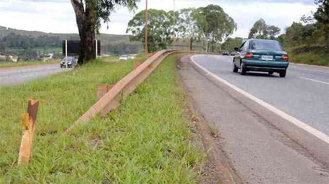 Na BR 040, sentido Rio de Janeiro, guardrail entra pelo gramado e ponta saliente pode jogar o veculo para o outro lado da pista(foto: Beto Magalhes/EM/D.A PRESS)