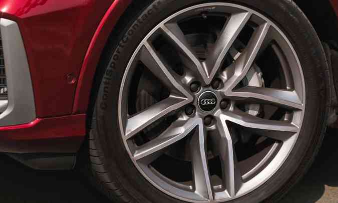 O modelo traz de série rodas de 20 polegadas, mas opcionalmente pode ser equipado com outras de 21 polegadas(foto: Audi/Divulgação)