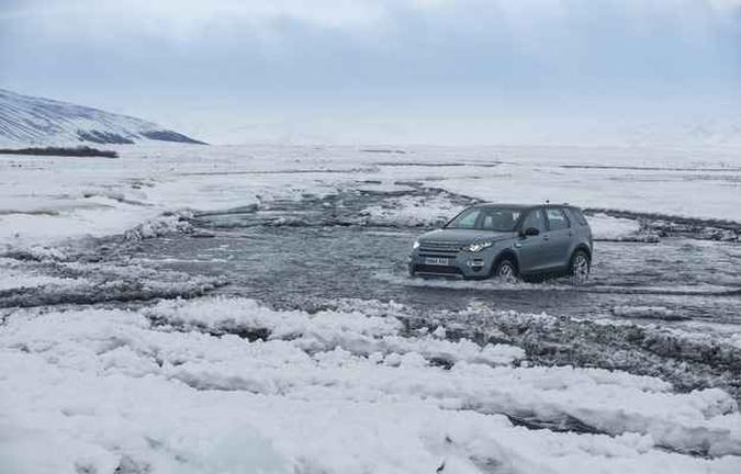 Os diversos modos de condução permitem enfrentar todos os mais diversos tipos de piso, e a tração 4x4 entra em ação conforme a necessidade(foto: Land Rover/Divulgação) Os diversos modos de condução permitem enfrentar todos os mais diversos tipos de piso, e a tração 4x4 entra em ação conforme a necessidade(foto: Land Rover/Divulgação)