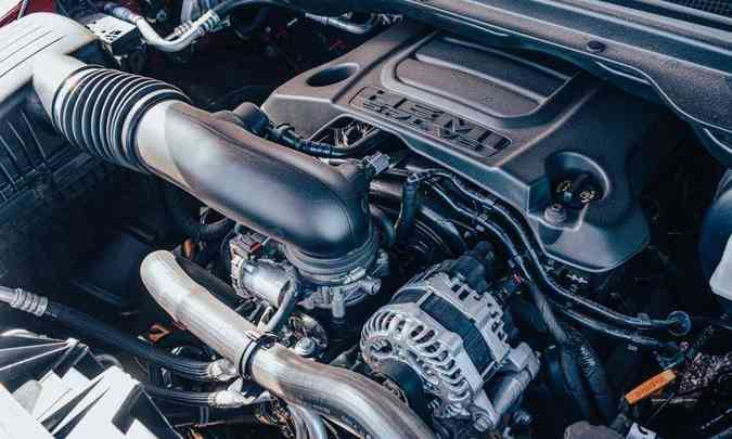 O motor Hemi V8 de 5.7 litros proporciona respostas muito rápidas e chama a atenção pelo ronco(foto: Jorge Lopes/EM/D.A Press)