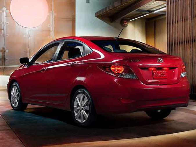 Sed� tem estilo mais conservador e mimetiza no perfil e traseira as linhas dos maiores Elantra Sonata(foto: Hyundai/Divulga��o)