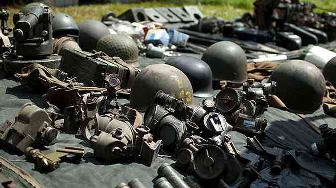 Feira de objetos militares, incluindo relíquias da Segunda Guerra(foto: Thiago Ventura/Portal Uai/D.A Press)
