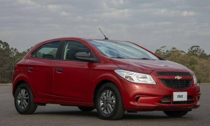 O Chevrolet Onix 1.0 Joy, com a carroceria antiga, é vendido por R$ 43.290(foto: General Motors/Divulgação) O Chevrolet Onix 1.0 Joy, com a carroceria antiga, é vendido por R$ 43.290(foto: General Motors/Divulgação)