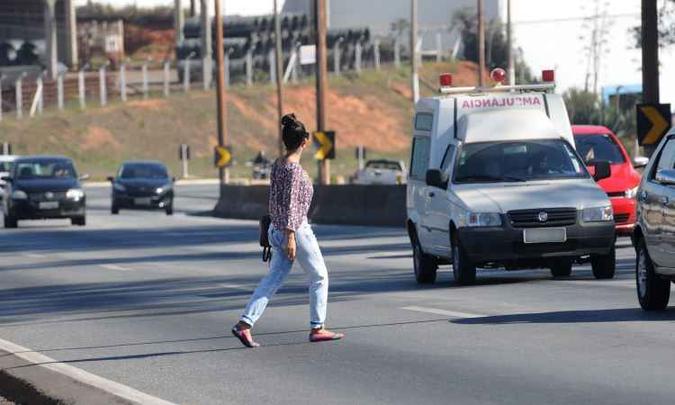 No Anel Rodoviário 54,89% dos motoristas aderiram à medida, 32,06% rodavam apagados e 10,32% tinham alguma pendência(foto: Jair Amaral/EM/D.A Press) No Anel Rodoviário 54,89% dos motoristas aderiram à medida, 32,06% rodavam apagados e 10,32% tinham alguma pendência(foto: Jair Amaral/EM/D.A Press)