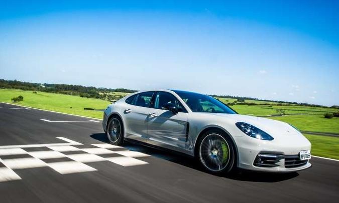 O desempenho é digno de um esportivo, acelerando até 100km/h em 4,6 segundos(foto: Porsche/Divulgação) O desempenho é digno de um esportivo, acelerando até 100km/h em 4,6 segundos(foto: Porsche/Divulgação)