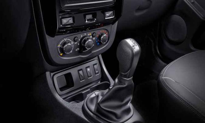 Na Oroch 2017, novidade é o câmbio automático, ainda que de quatro marchas(foto: Rodolfo Buhrer/ La Imagem/Renault/Divulgação) Na Oroch 2017, novidade é o câmbio automático, ainda que de quatro marchas(foto: Rodolfo Buhrer/ La Imagem/Renault/Divulgação)