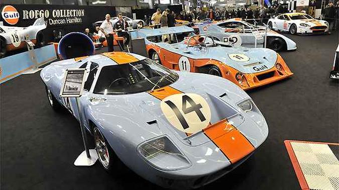 Um estande reúne os bólidos pintados com as cores da Gulf, como o GT40, de 1967(foto: Fotos: Rétromobile/Divulgação) Um estande reúne os bólidos pintados com as cores da Gulf, como o GT40, de 1967(foto: Fotos: Rétromobile/Divulgação)