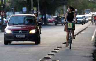 Lei obriga motorista a manter distncia de 1,5 metro do ciclista(foto: Ricardo Fernandes / DP)
