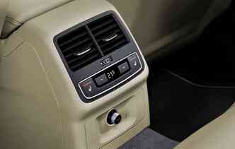 Atrs tambm  possvel ajustar o ar-condicionado(foto: Audi / Divulgao)